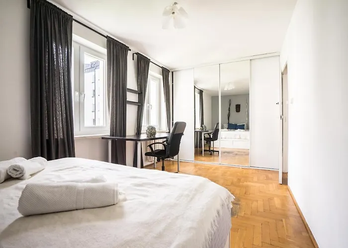 Oomph Warsaw Central 3-Bedroom Flat